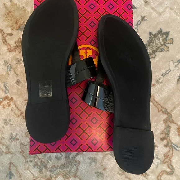 Like New Tory Burch Mini Everly Flat Sandal 
Patent Leather Black 
SIZE 6.5 - Picture 5 of 8